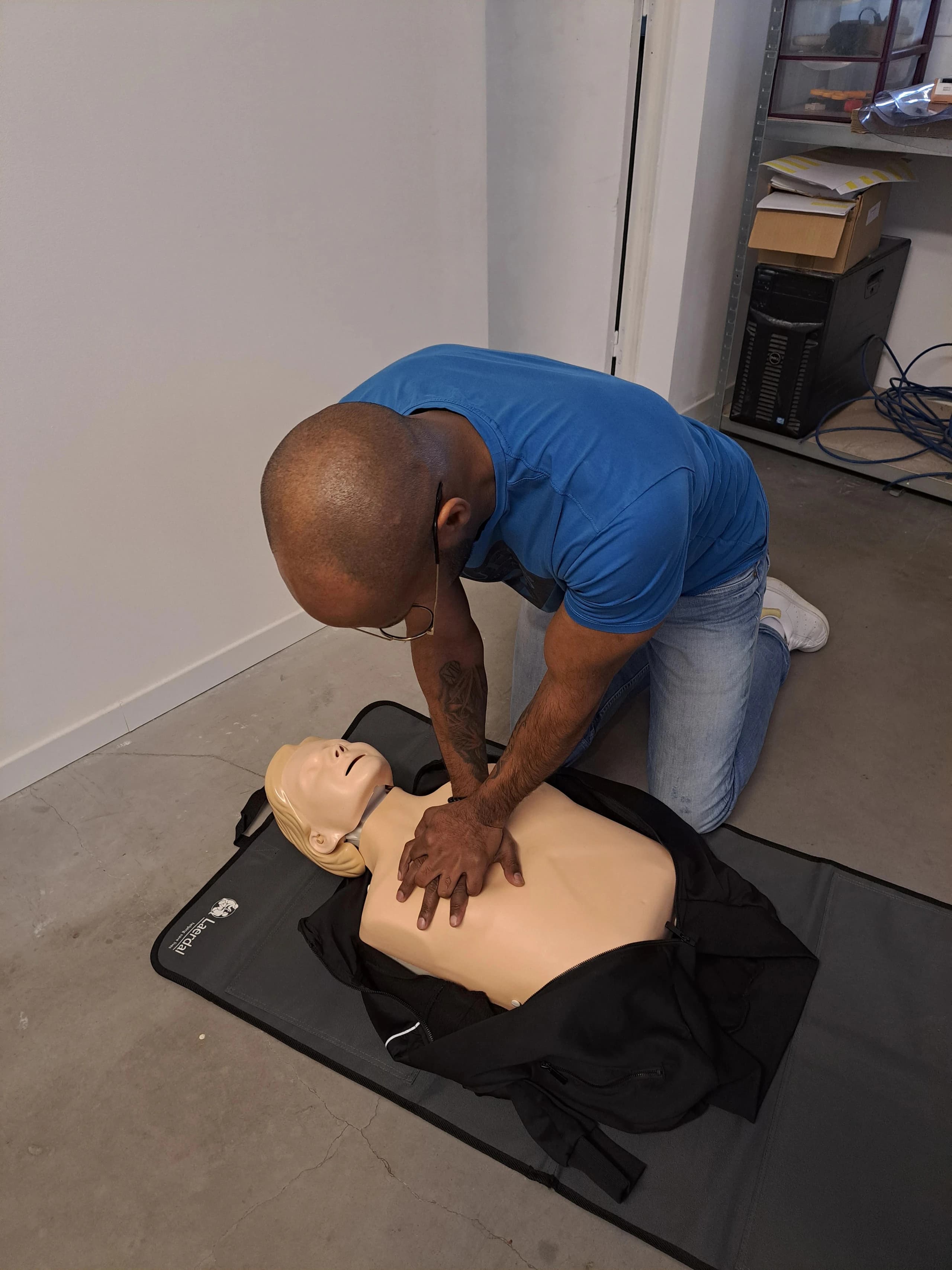 Massage cardiaque sur mannequin pendant une formation SST