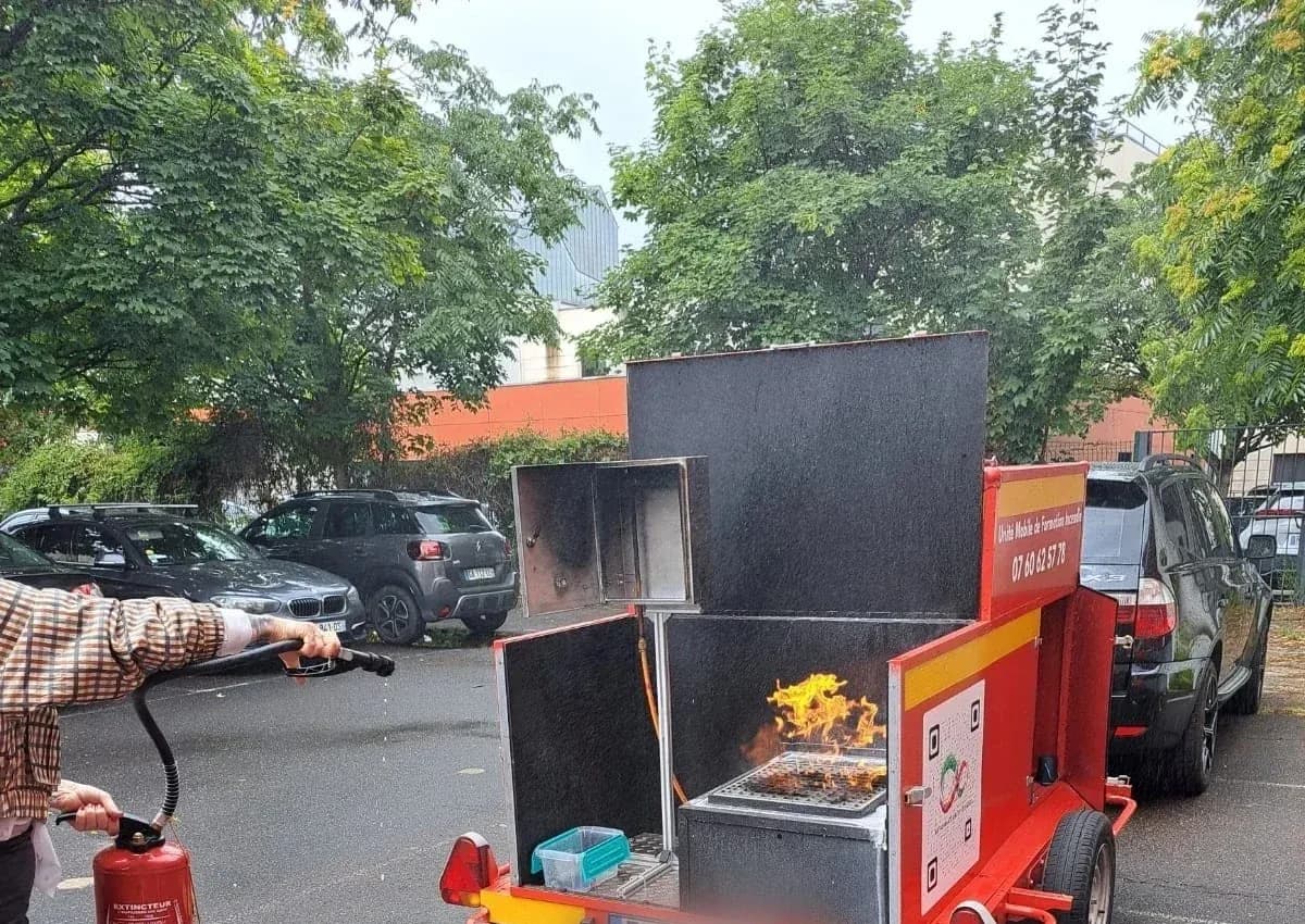 Manipulation d’un extincteur sur feu réel avec l’unité mobile EVFormation