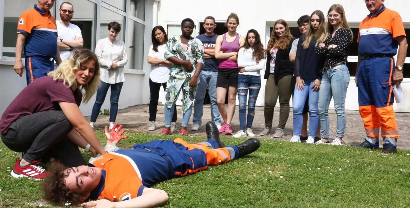 Massage cardiaque sur mannequin pendant une formation SST